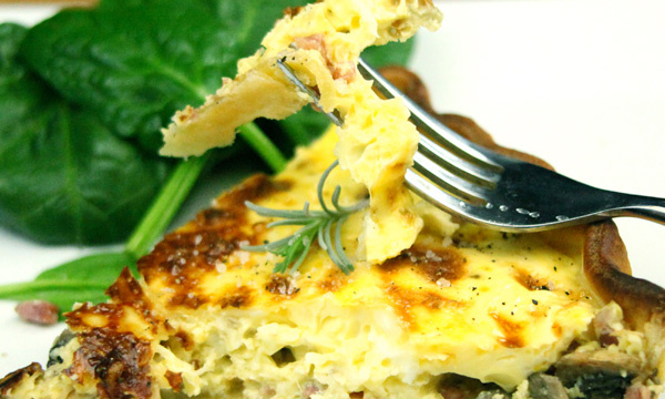 Tarte aux champignons et lardons, salade